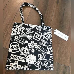 NEW Chanel Employee Gift Monochrome Graphic Tote